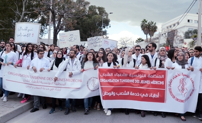 الأطباء المقيمون والداخليون يحتجّون مجدّدا أمام وزارة الصحّة
