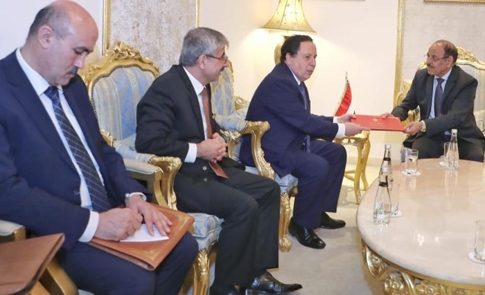 وزير الخارجية يسلم دعوة للرئيس اليمني عبد الهادي منصور للمشاركة في القمة العربية القادمة