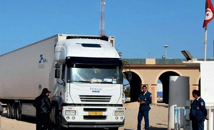 تصدير نحو ألف طن من البضائع يوميا نحو ليبيا