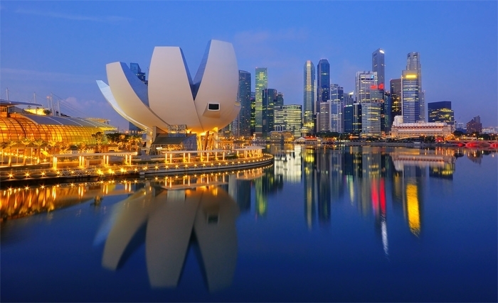 فورة النشاط الاقتصادي في سنغافورة تتطلب مزيداً من التشديد 