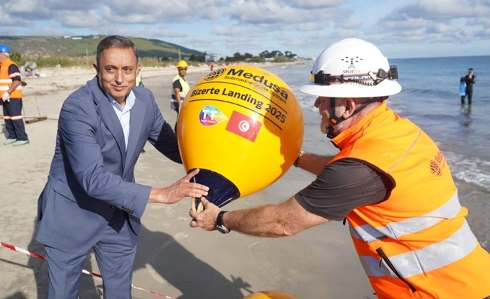 اتصالات تونس تحتفل بوصول الكابل البحري "ميدوسا" إلى بنزرت: محطة استراتيجية جديدة في مسار تطوير الربط الوطني والإقليمي اتصالات تونس تحتفل بوصول الكابل البحري "ميدوسا" إلى بنزرت: محطة استراتيجية جديدة في مسار تطوير الربط الوطني والإقليمي