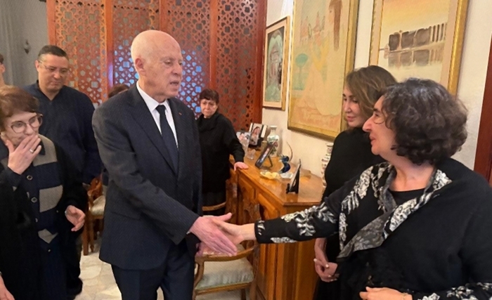 رئيس الجمهورية قيس سعيد يؤدي واجب العزاء لعائلة الراحل الصادق بلعيد